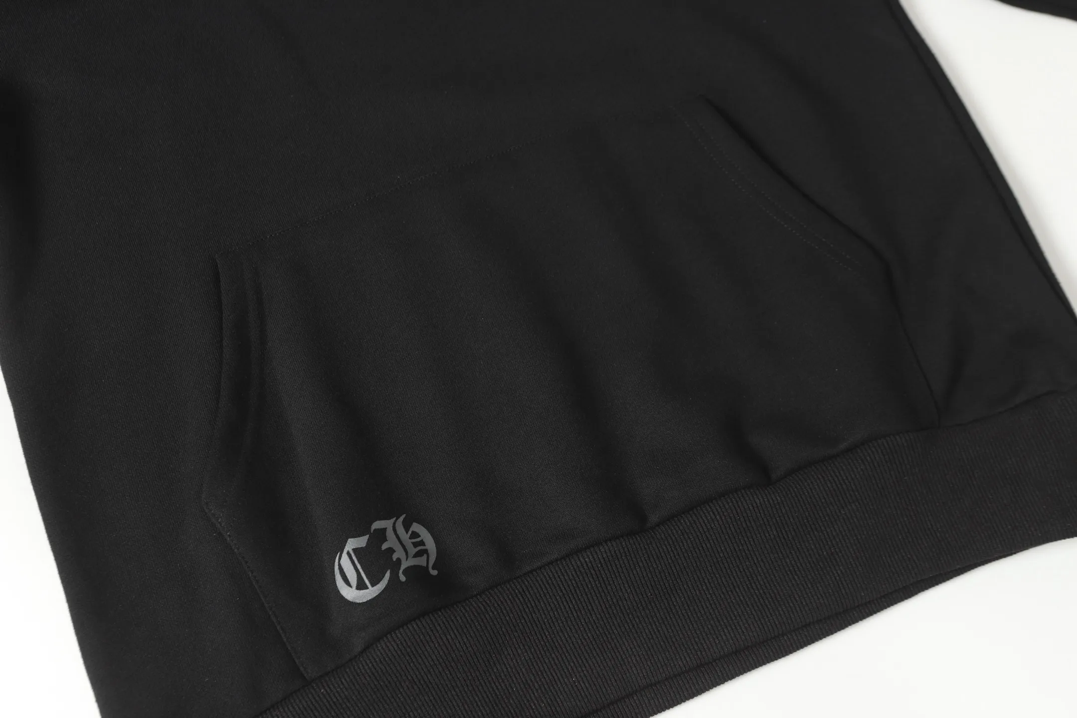 P240 Cross-border model, please do not place an order if you are pursuing quality - Chrome Hearts/Chrome Hearts Horseshoe Sanskrit printed hooded sweatshirt - High weight, high density and high quality. The wool is soft, delicate and skin-friendly. Soft and silky to the touch. Excellent warmth and skin-friendly properties. - Custom-woven and custom-dyed. No color difference. No matter the fabric or workmanship details, it is better than the ordinary version on the market. - Hardware and zipper accessories are all customized. Full of details - Color: black - Size: S M L XL